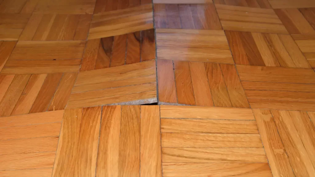 A lack of color or change in the pattern of flooring